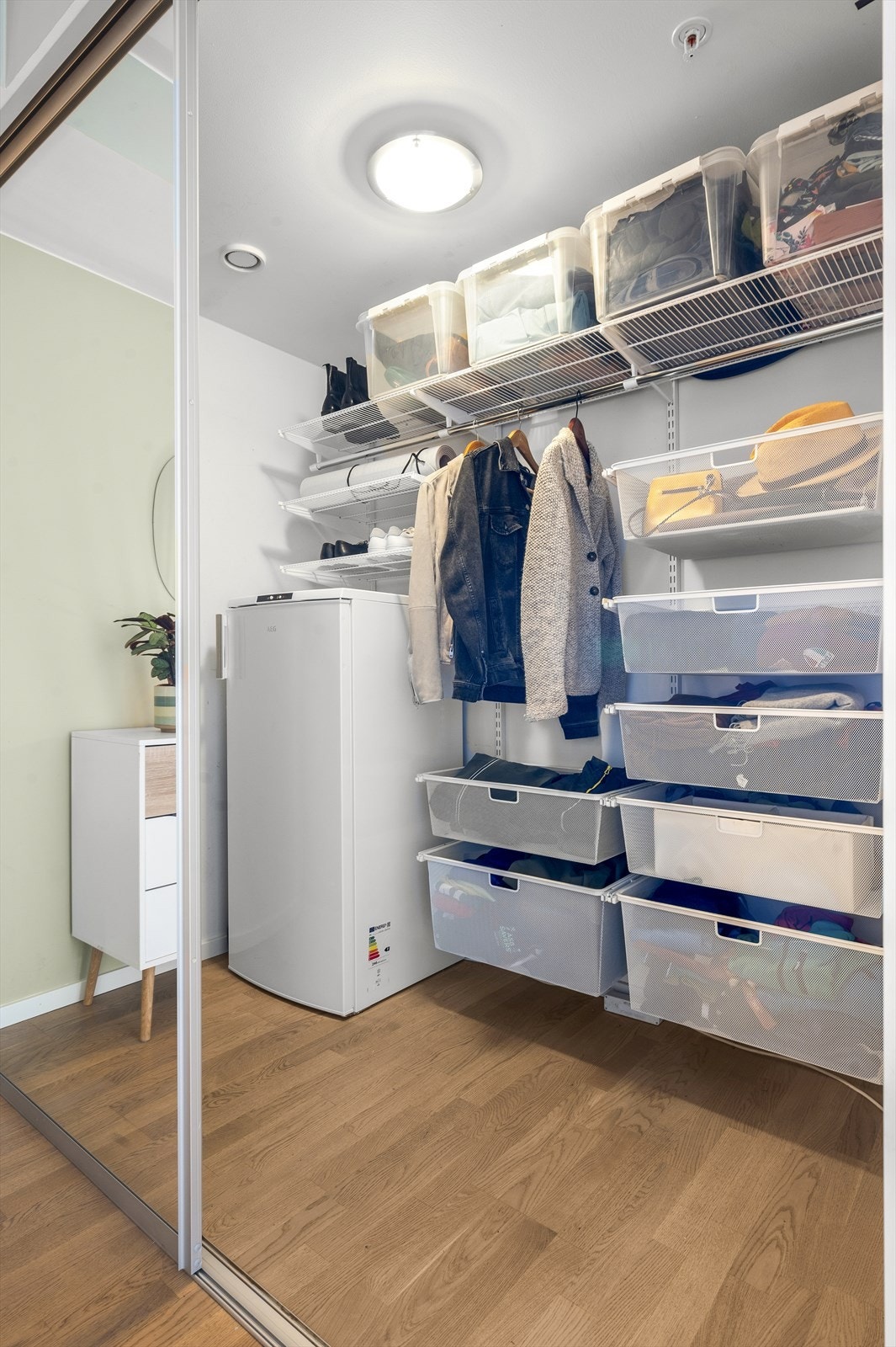 Her er det strømtilførsel, og selger har montert egen fryser her Galleribilde