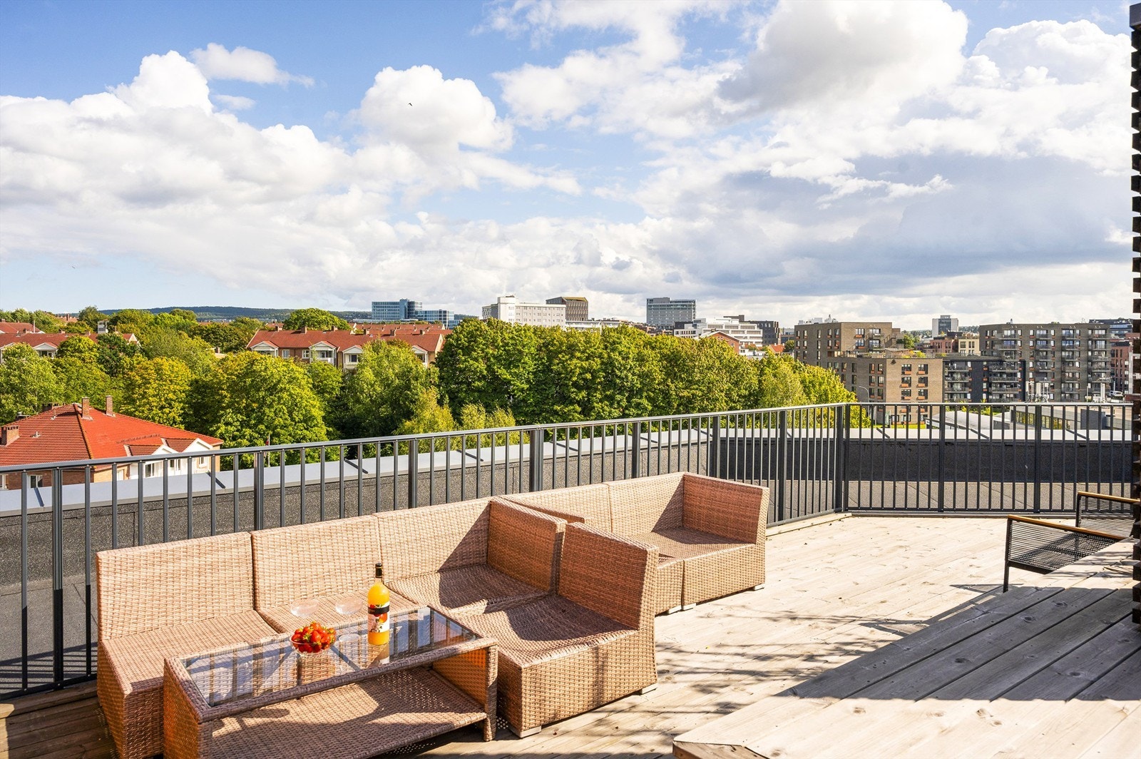 Takterrassen har flere sittegrupper Galleribilde