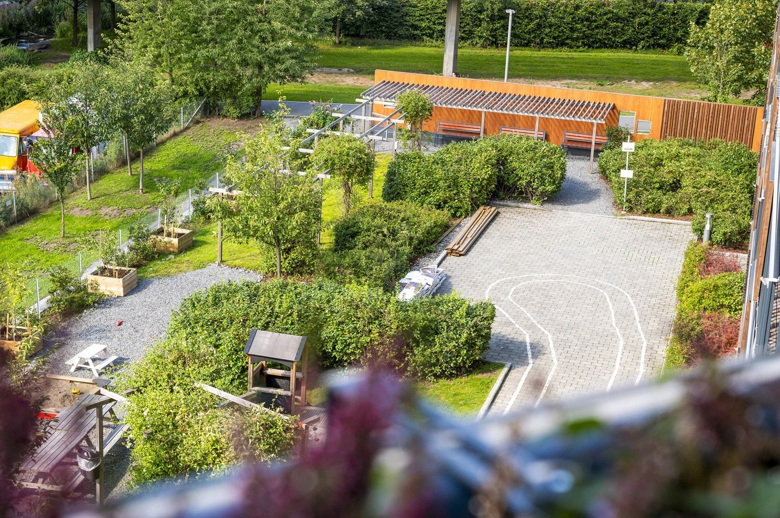 Nydelig, skjermet og pent opparbeidet bakgård i sameiet Galleribilde