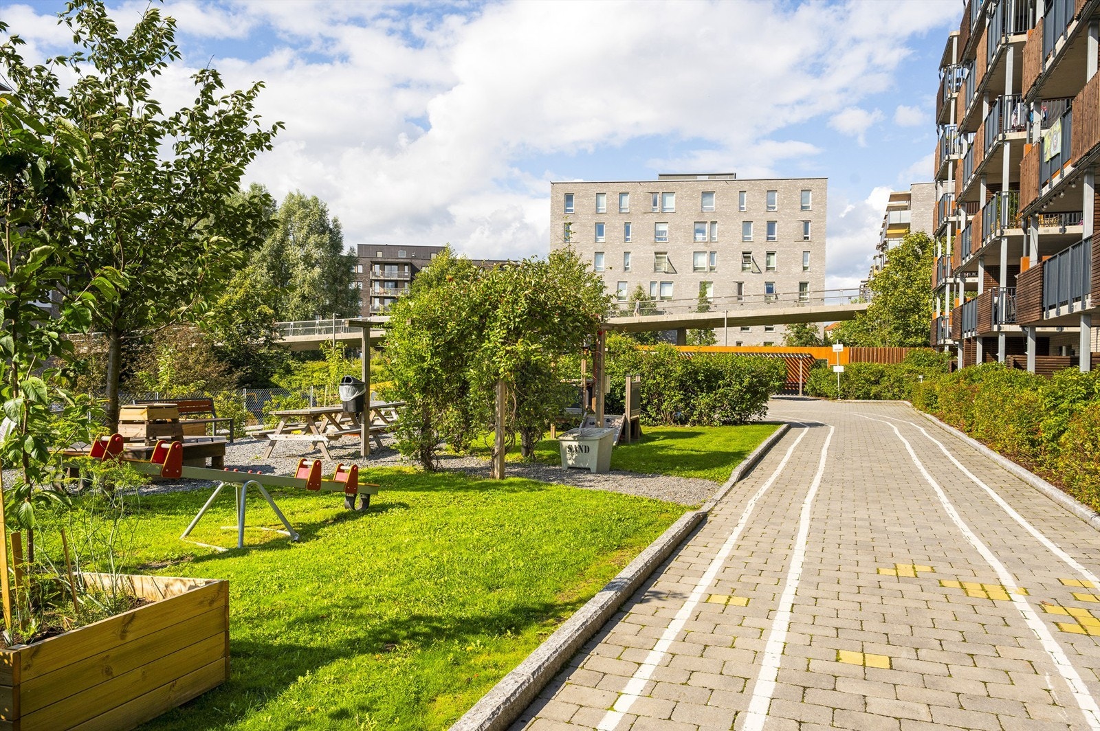 Sameiet har to utvendige avlåste sykkelboder, i tillegg til sykkelbod i kjeller - det er montert hageslanger som kan benyttes til sykkelvask o.l. i bakgård Galleribilde