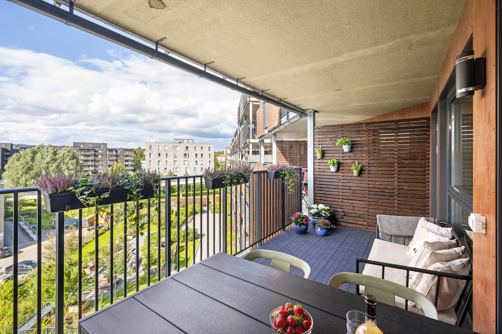 Fra stuen er det adkomst til romslig, vestvendt balkong på hele 13 kvm Galleribilde