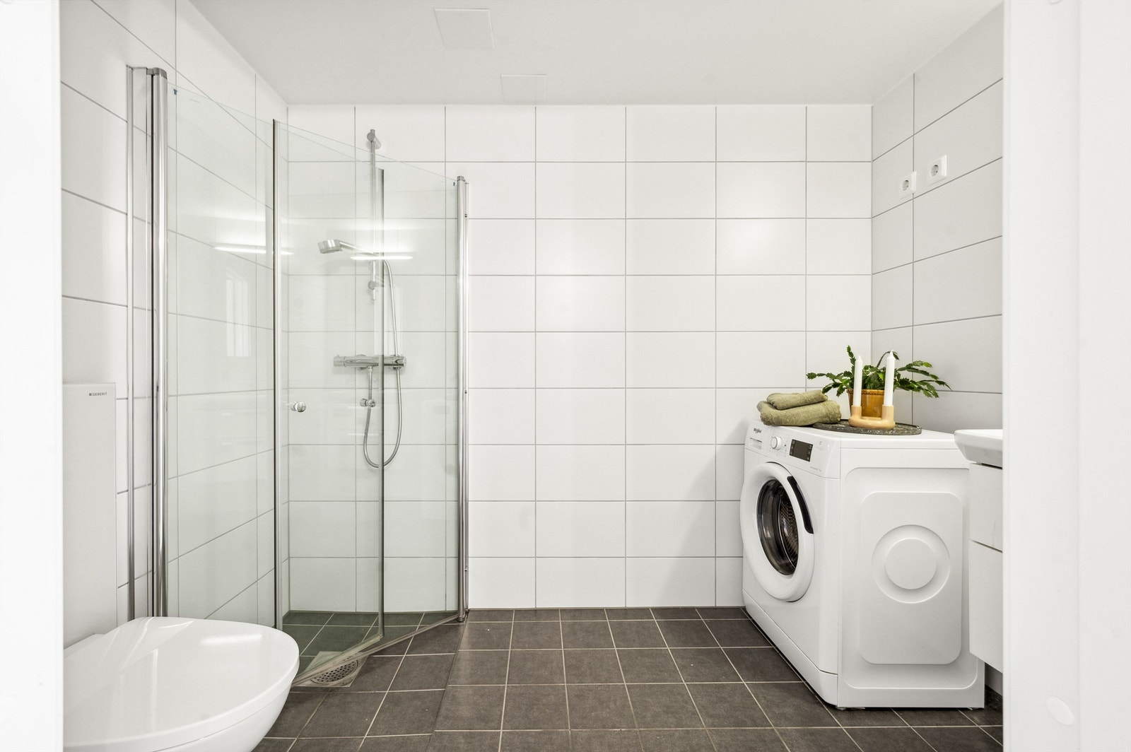 Romslig baderom med gulvvarme og opplegg for vaskemaskin og evt. tørketrommel Galleribilde