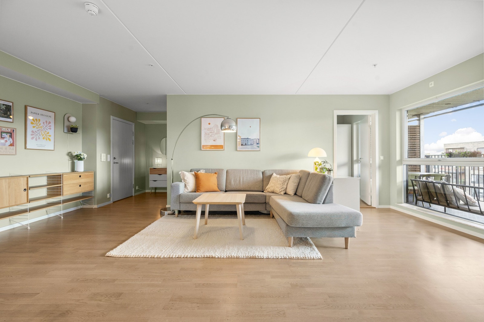 Tiltalende og moderne stue med en lys og luftig romfølelse Galleribilde