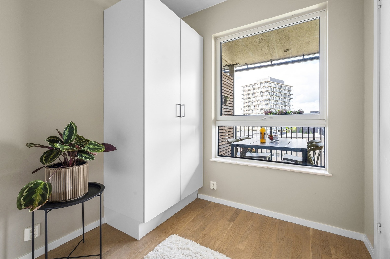 God plass til både dobbeltseng og garderobe Galleribilde