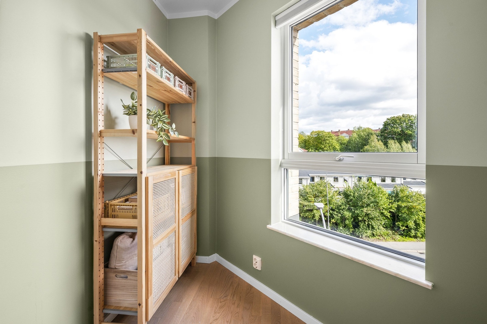 Rommet har et vindu, og er således fleksibelt i bruk - kanskje du trenger et romslig hjemmekontor? Galleribilde