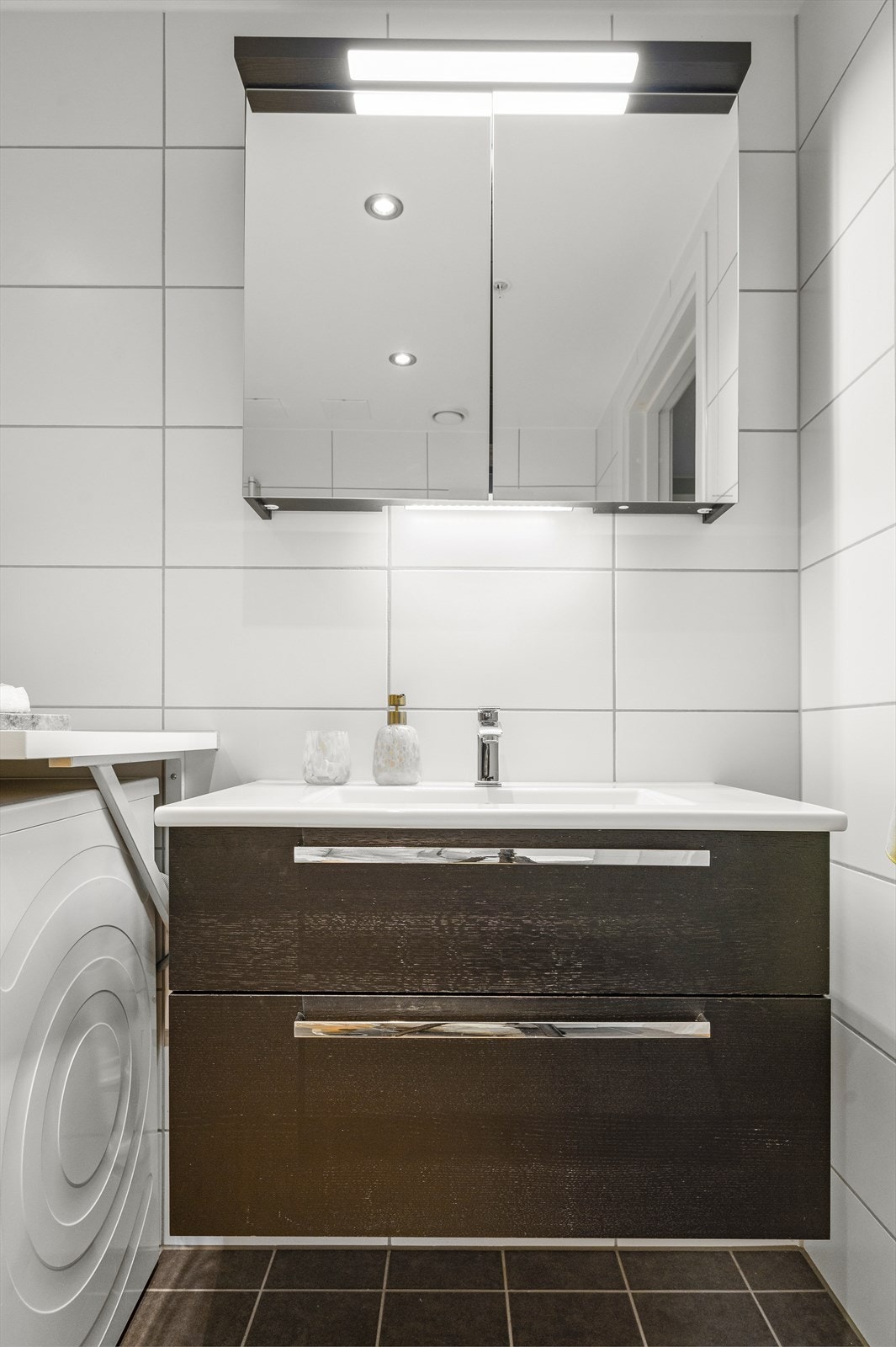 Opplegg for både vaskemaskin og tørketrommel under vegghengt benkeplate Galleribilde