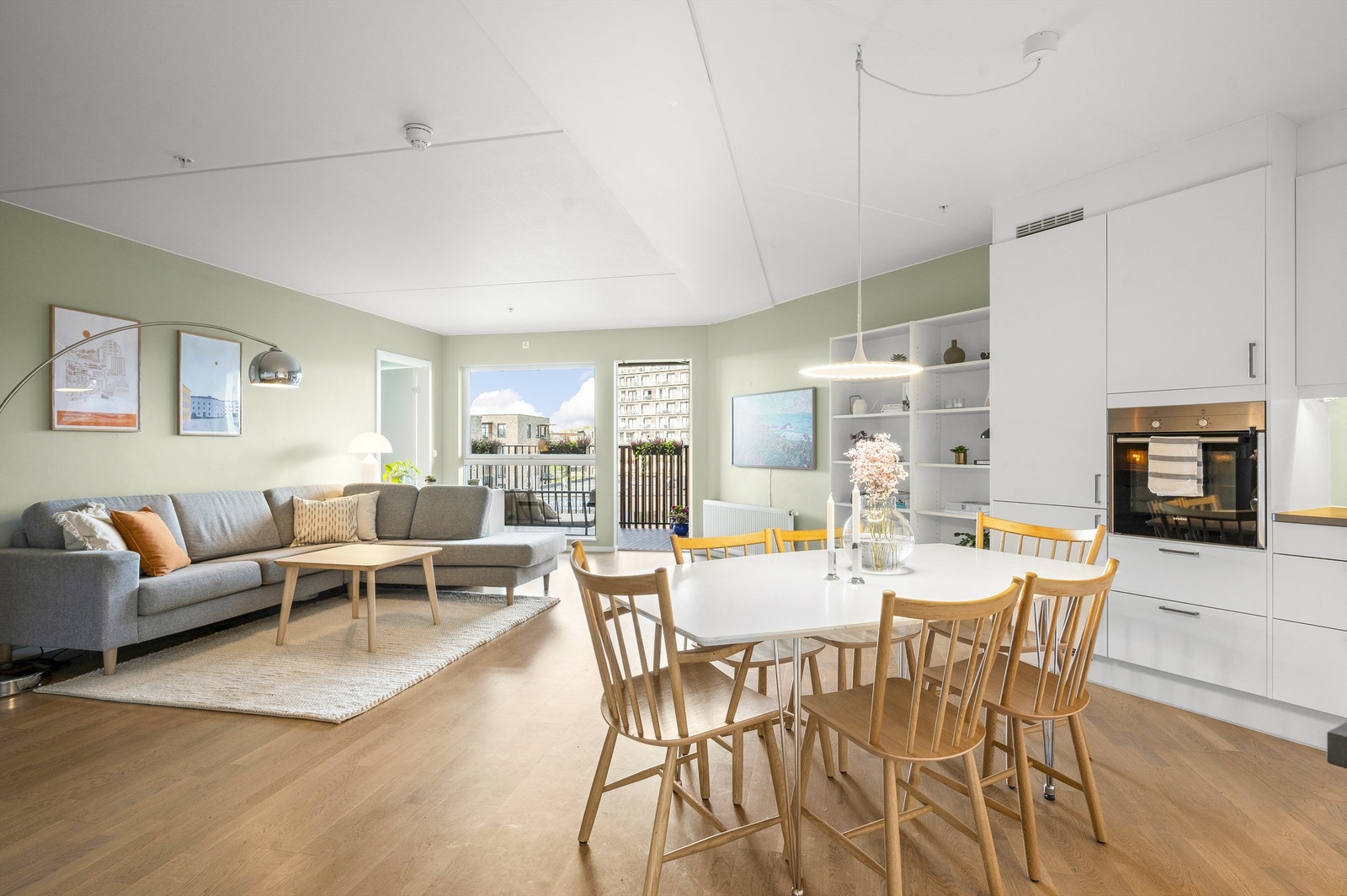 Veldig attraktiv og frodig beliggenhet høyt oppe i etasjeplan med en romslig, solrik balkong og egen hybeldel Galleribilde