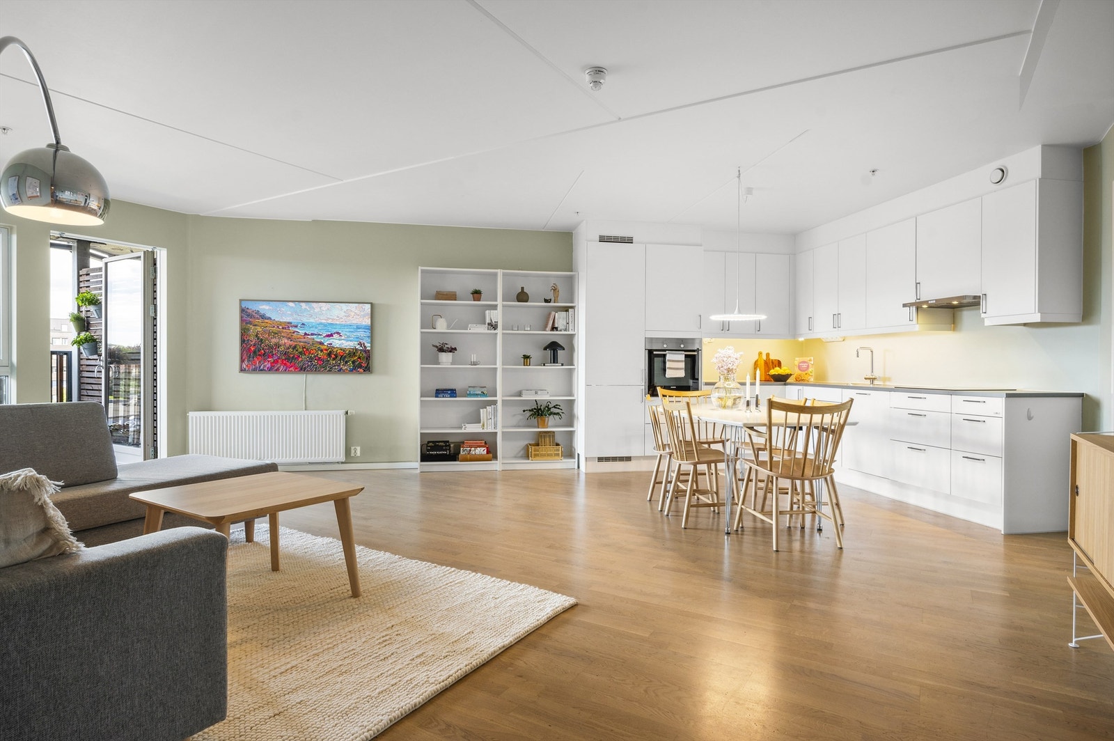 Et romslig, sosialt rom med god plass til både "sofakrok" og spisestue! Galleribilde