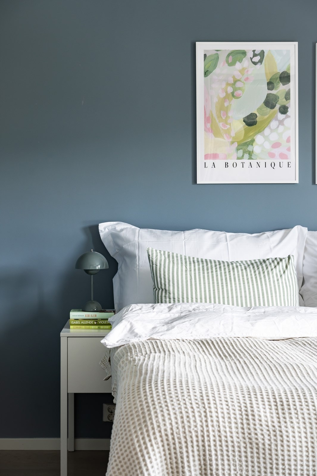 Hovedsoverommet er av god størrelse og er delikat innredet med stor dobbeltseng og tilhørende nattbord Galleribilde