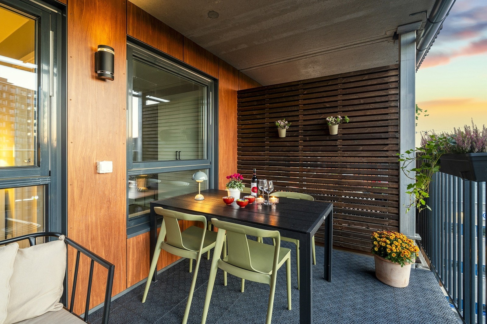 God plass til utemøblement som både sittegruppe og grill - det er tillatt med el- og eller gassgrill Galleribilde