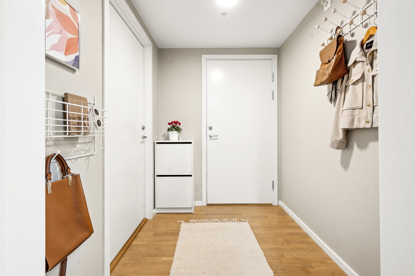 Felles gang med inngang til hybel - god plass til å henge fra seg jakker og sko (hybelen benytter ikke denne gangen for oppbevaring) Galleribilde