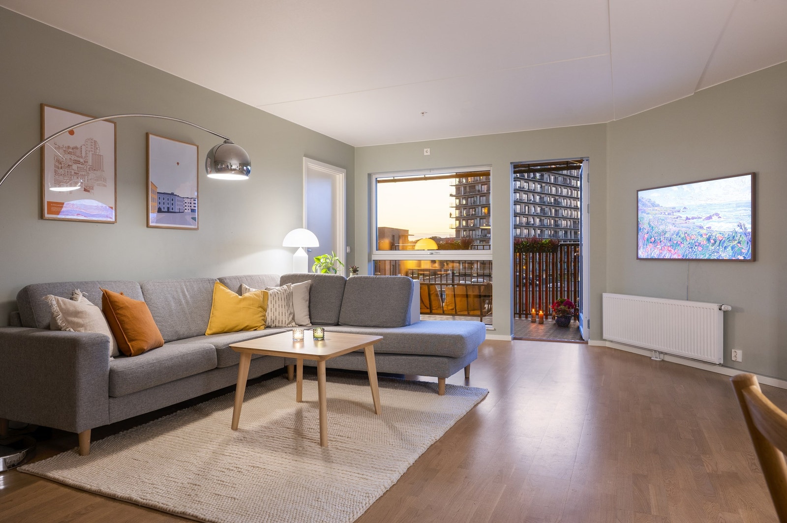 Leiligheten er oppvarmet med radiatorer via sentral fjernvarme som betales over felleskostnadene Galleribilde