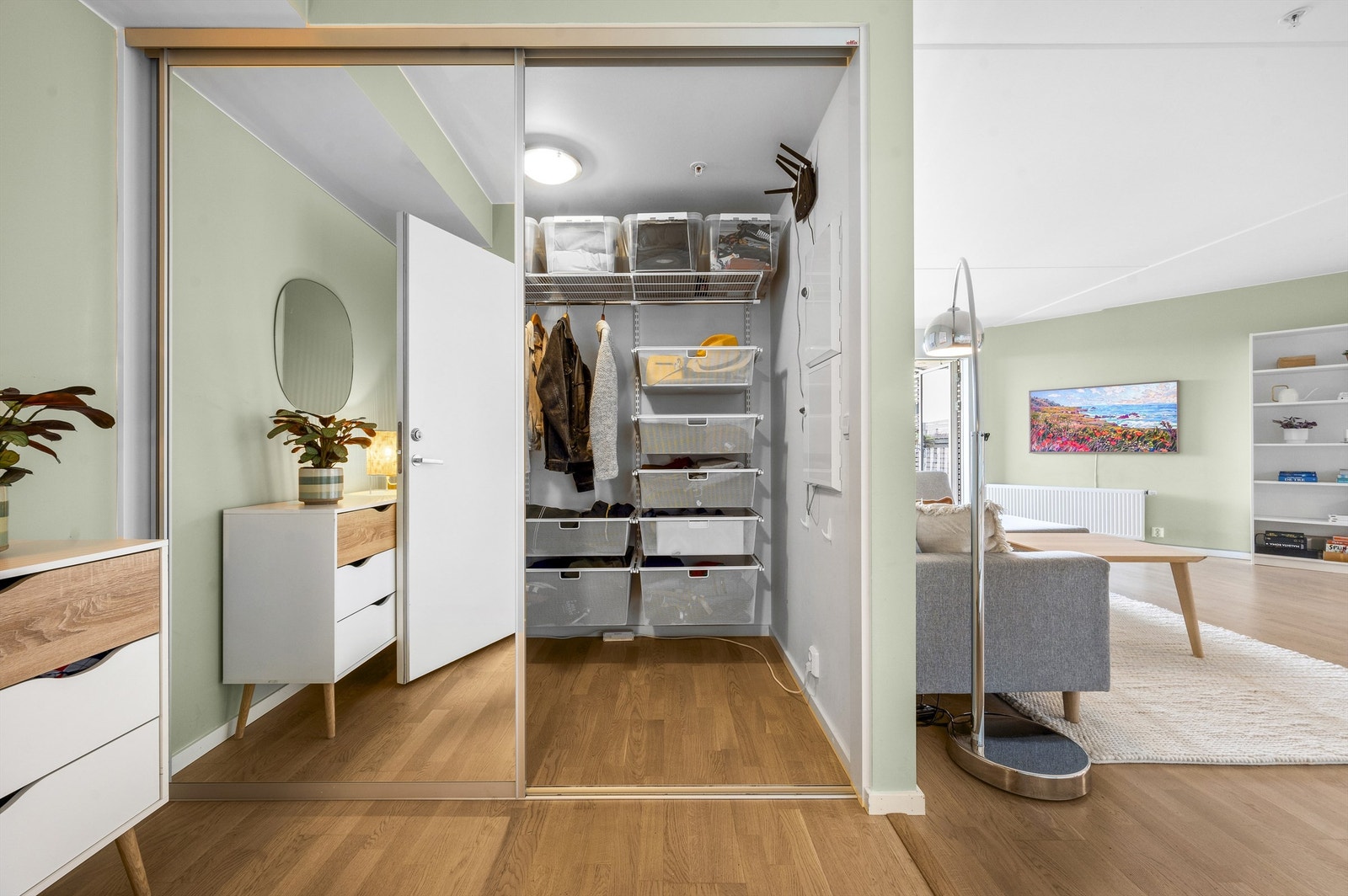 Plassbygd garderobe med bakenforliggende bod og speildører er montert Galleribilde