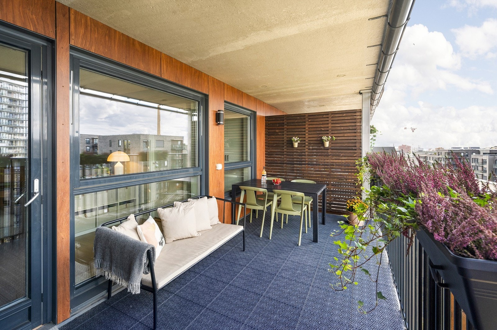 På årets varme dager fungerer balkongen naturligvis godt som en forlengelse av stuen Galleribilde