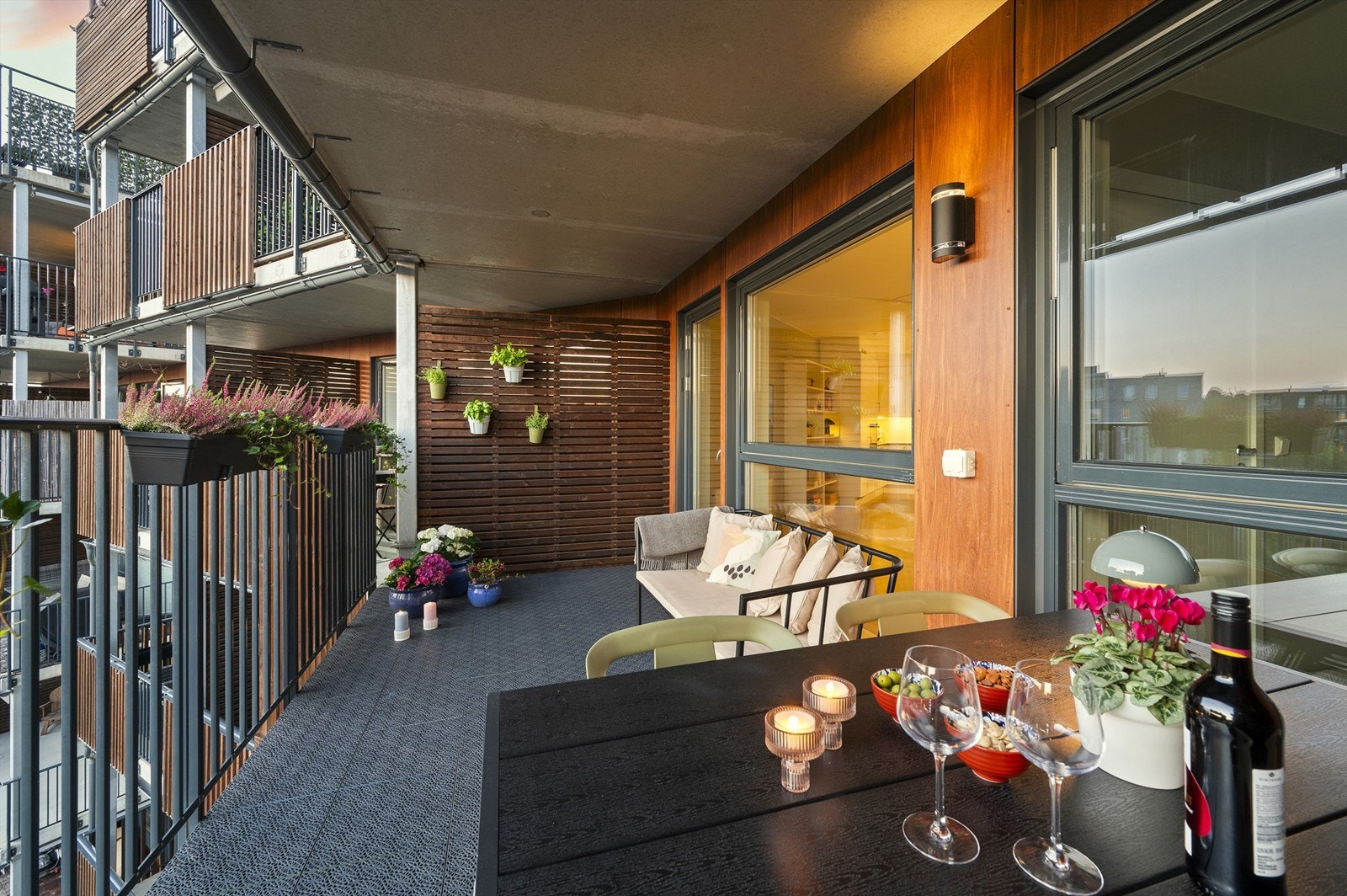 Et herlig uterom hvor en kan nyte fine dager vel som flotte kvelder Galleribilde