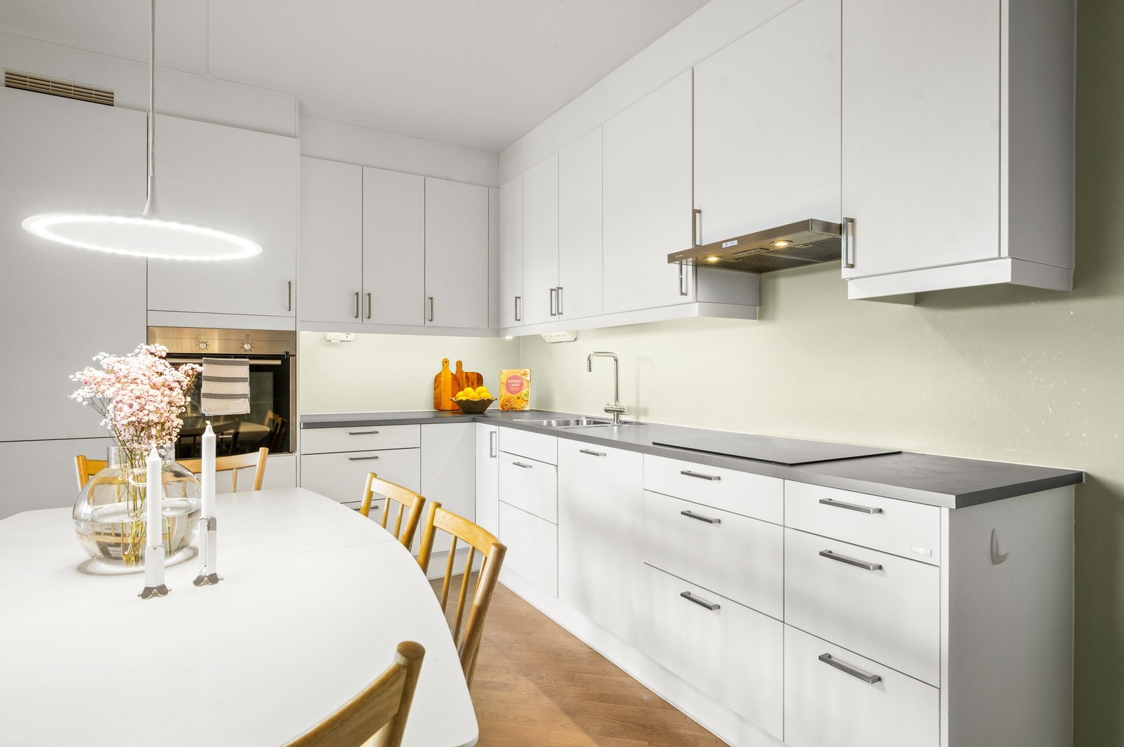 Integrerte hvitevarer som oppvaskmaskin, stekeovn, induksjon koketopp med ventilator over og kjøleskap Galleribilde