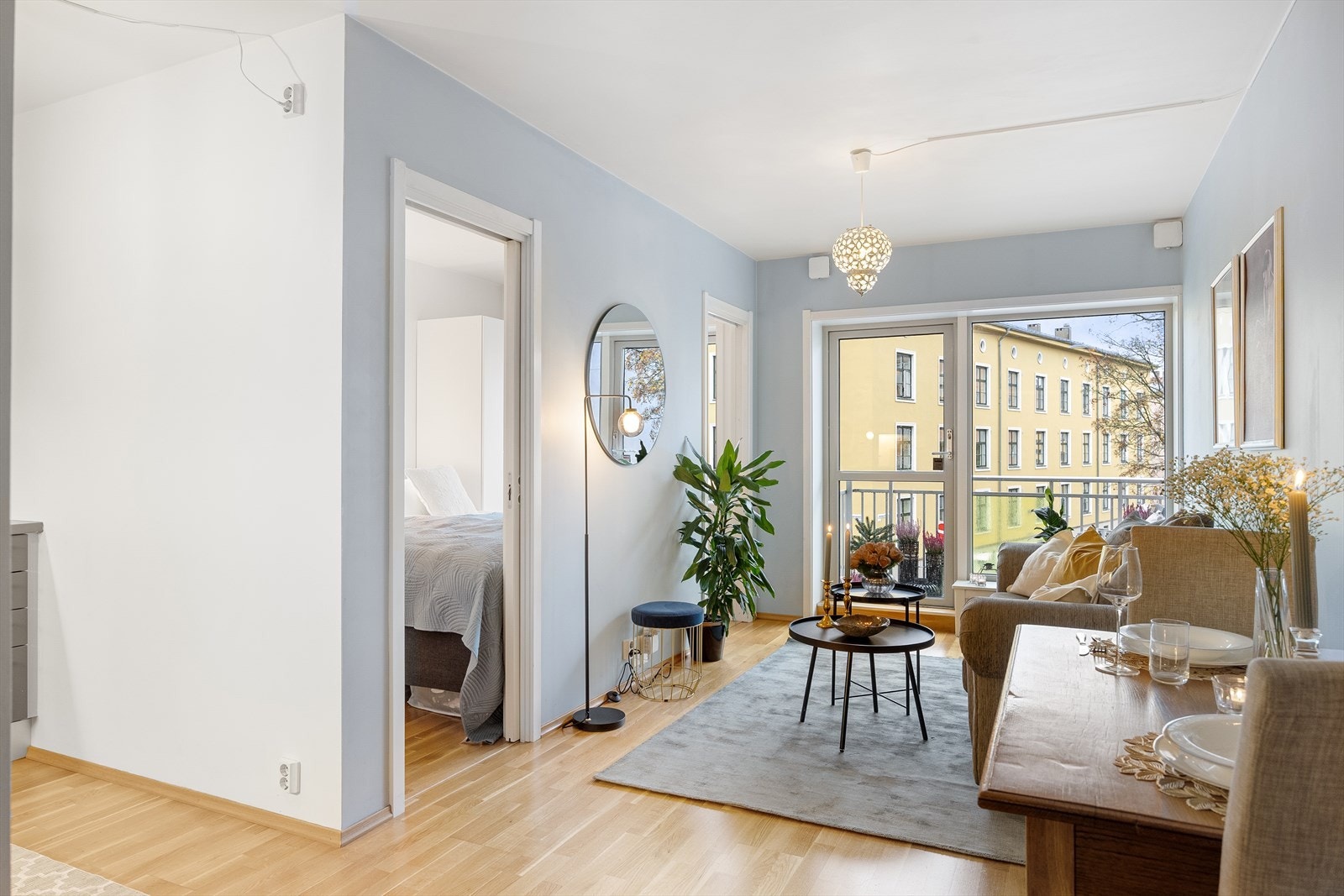 I vår 2024 ble gangen, kjøkkenet og deler av stuen malt, inkludert tak og vegger. Galleribilde