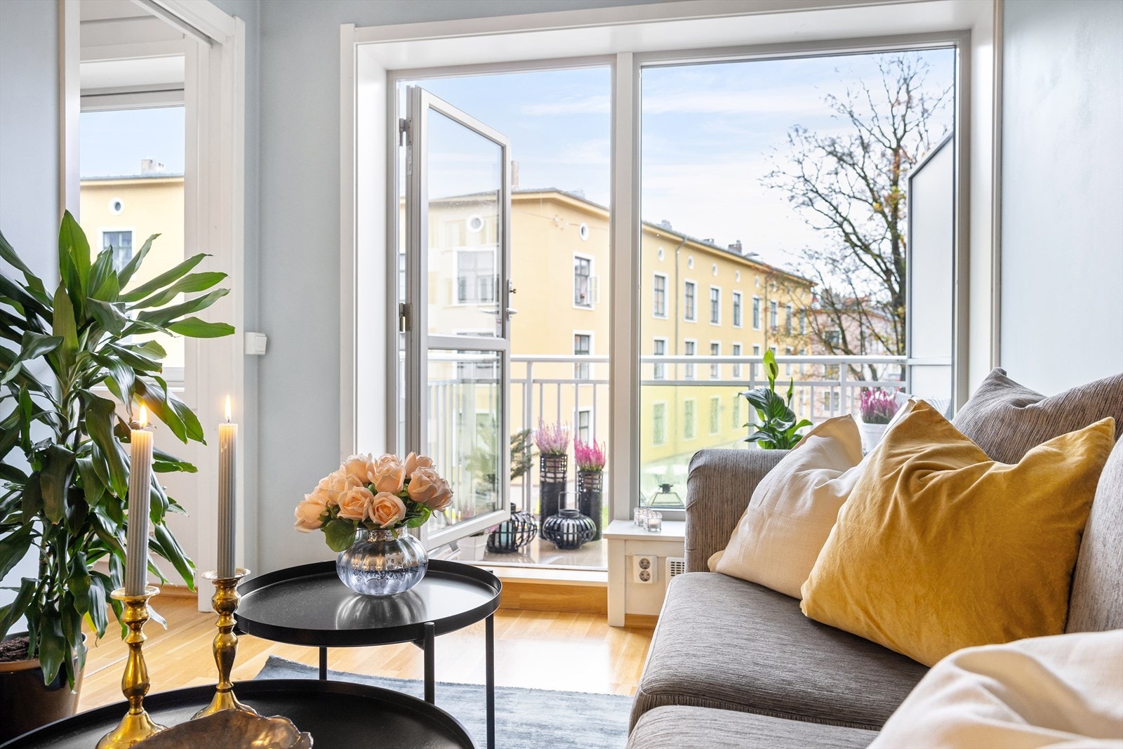 Velkommen til Sandakerveien 74A! Dette er en innbydende 2-roms selveierleilighet beliggende i byggets 2. etasje med heisadkomst. Galleribilde