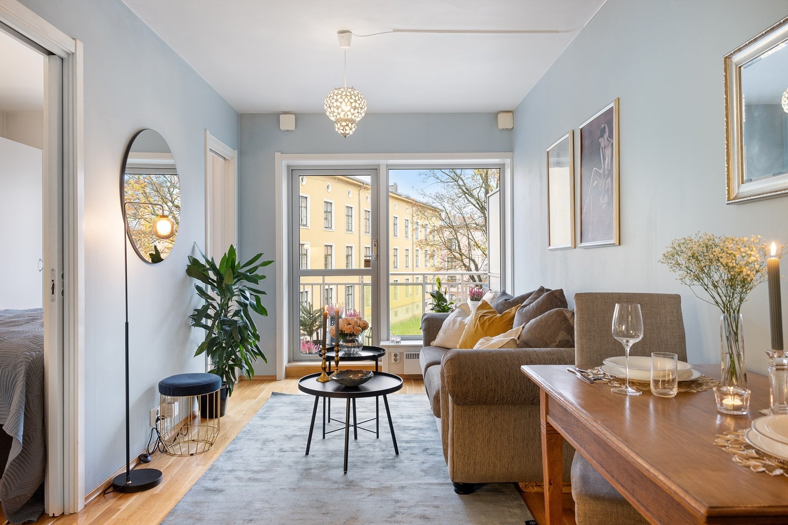 Planløsningen åpner opp for flere møbleringsmuligheter med god plass til sofagruppe, TV-møbler og spisebord med tilhørende stoler. Galleribilde