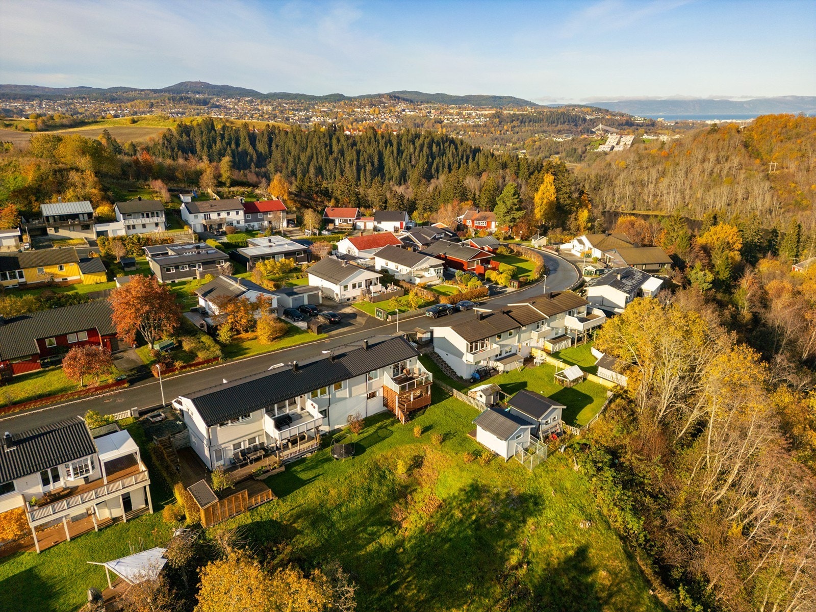 Oversiktsbilde mot nordvest. Eiendommen ligger ca. 9,5 kilometer sør for Trondheim sentrum. Galleribilde
