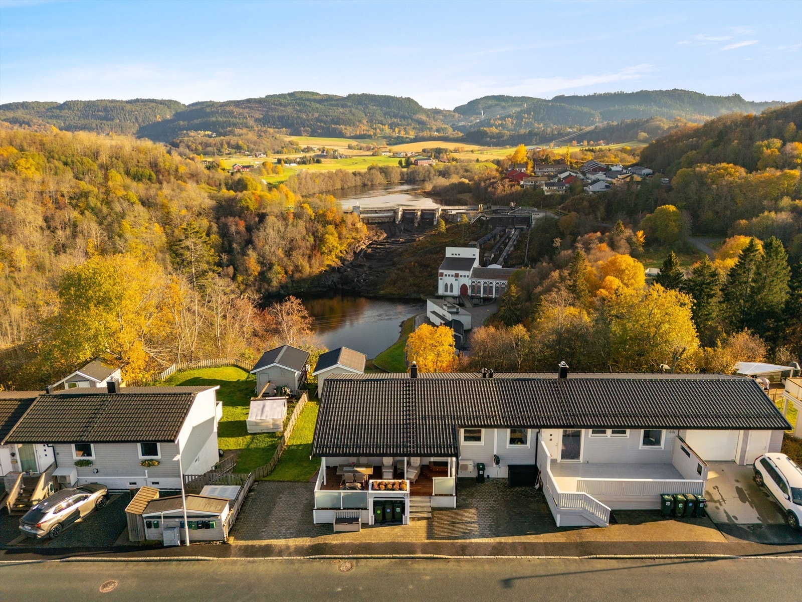 Oversiktsbilde mot øst, og den flotte utsikten mot elva, åkrene og marka. Galleribilde
