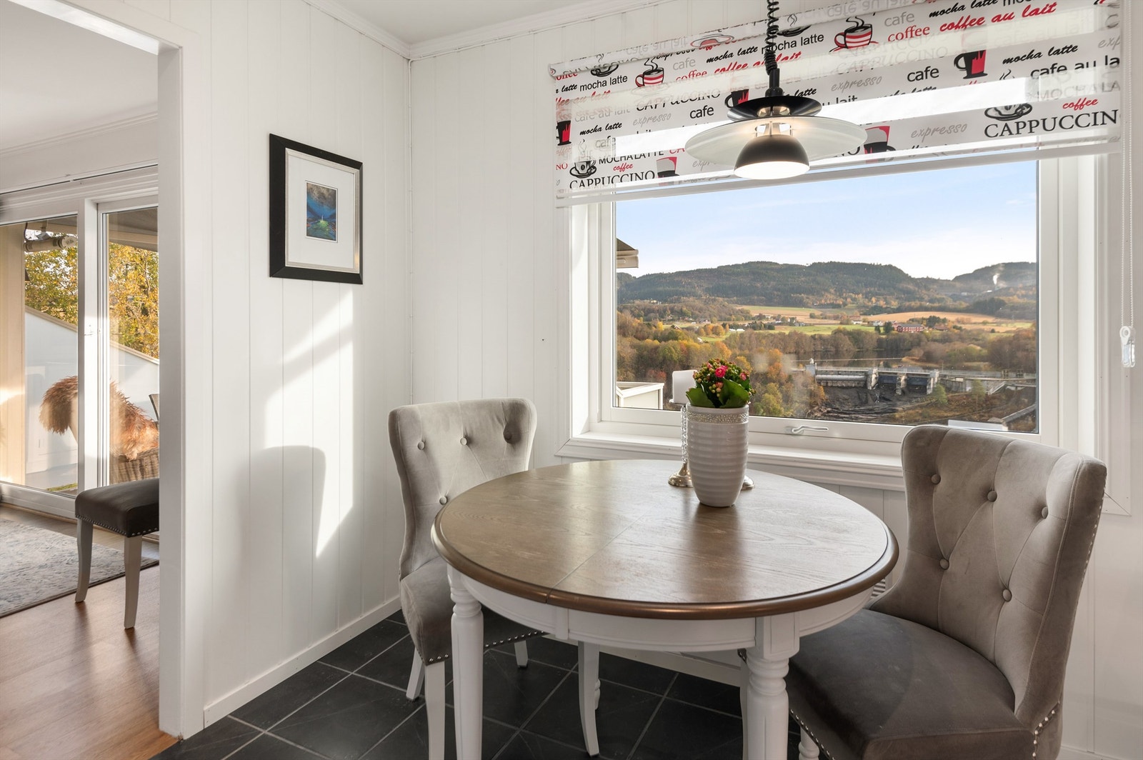 Kjøkkenet har samme flotte utsikt som stua, og måler ca. 11 kvm. Galleribilde