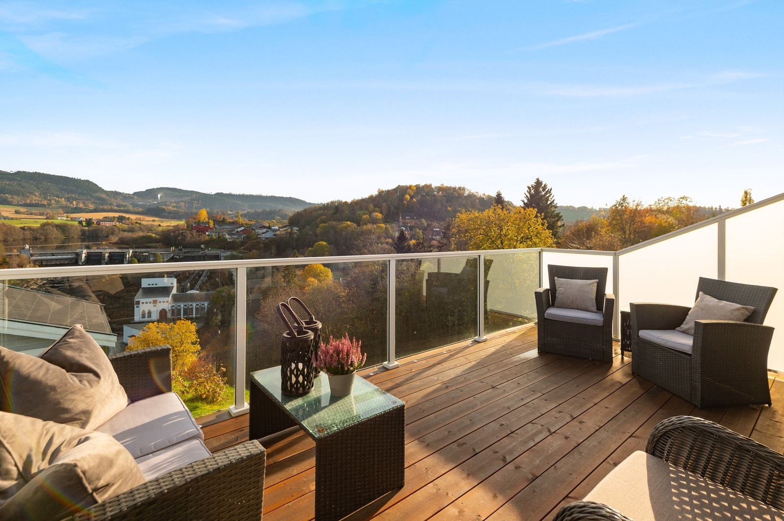 Den vakre utsikten kommer best til sin rett fra verandaen like utenfor stua. Galleribilde