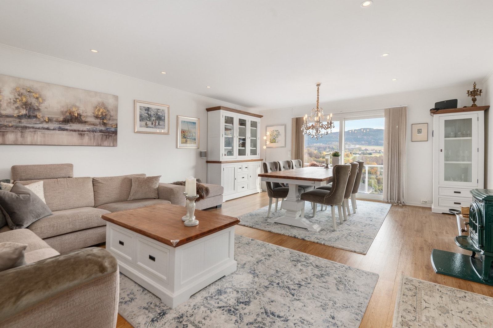 Stua fikk ny himling med spotter under oppussingen, og alle innvendige overflater ble malt. Galleribilde