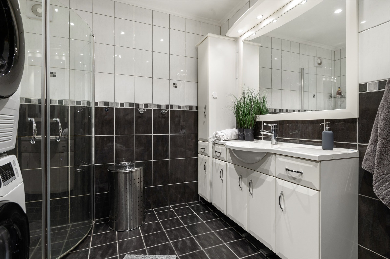 Badet måler 7 kvm (ikke omsøkt) og har opplegg for vaskemaskin. Galleribilde