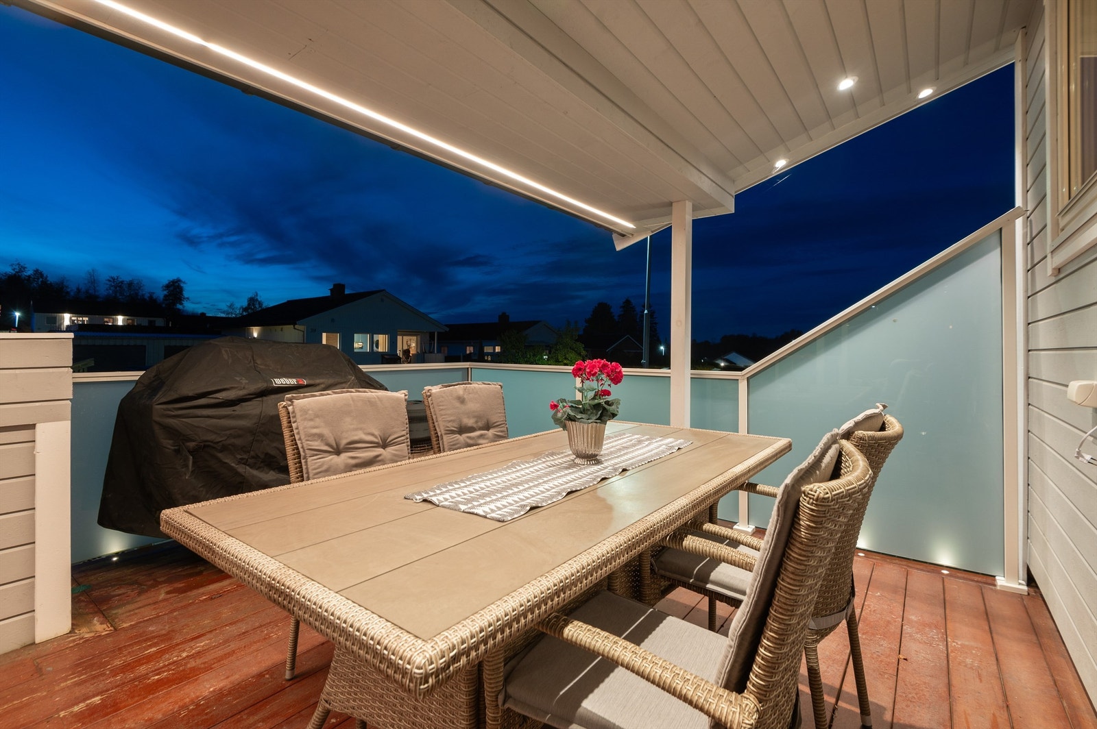 Veranda mot vest, med overbygg og belysning. Galleribilde