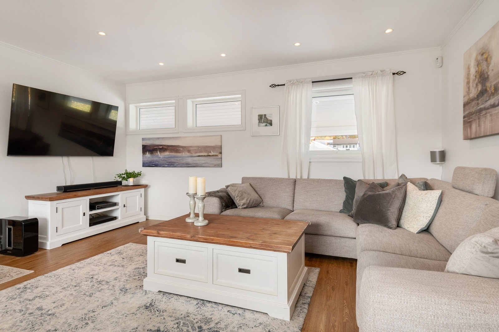 Hele huset er etterisolert, og det er også satt inn nye vinduer (2019). Galleribilde