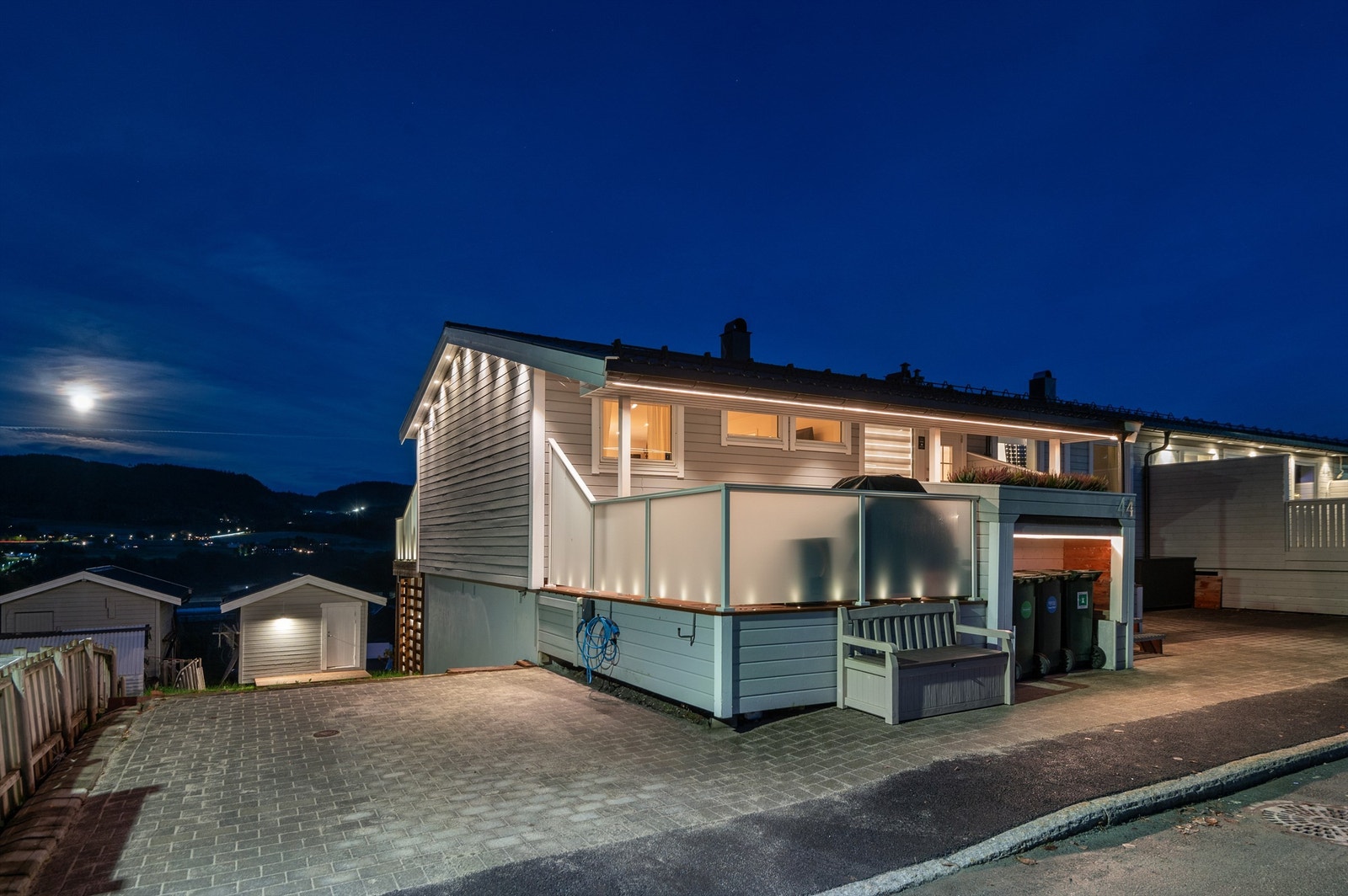 Eiendommen er solid oppgradert siden 2019, både innendørs og utendørs. Galleribilde