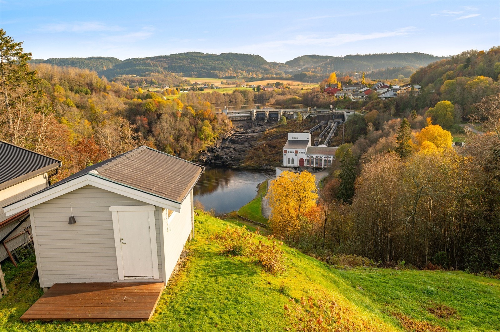 Nabolaget grenser mot skogsområdet som heller ned mot Nidelven og Øvre Leirfoss kraftanlegg. Galleribilde