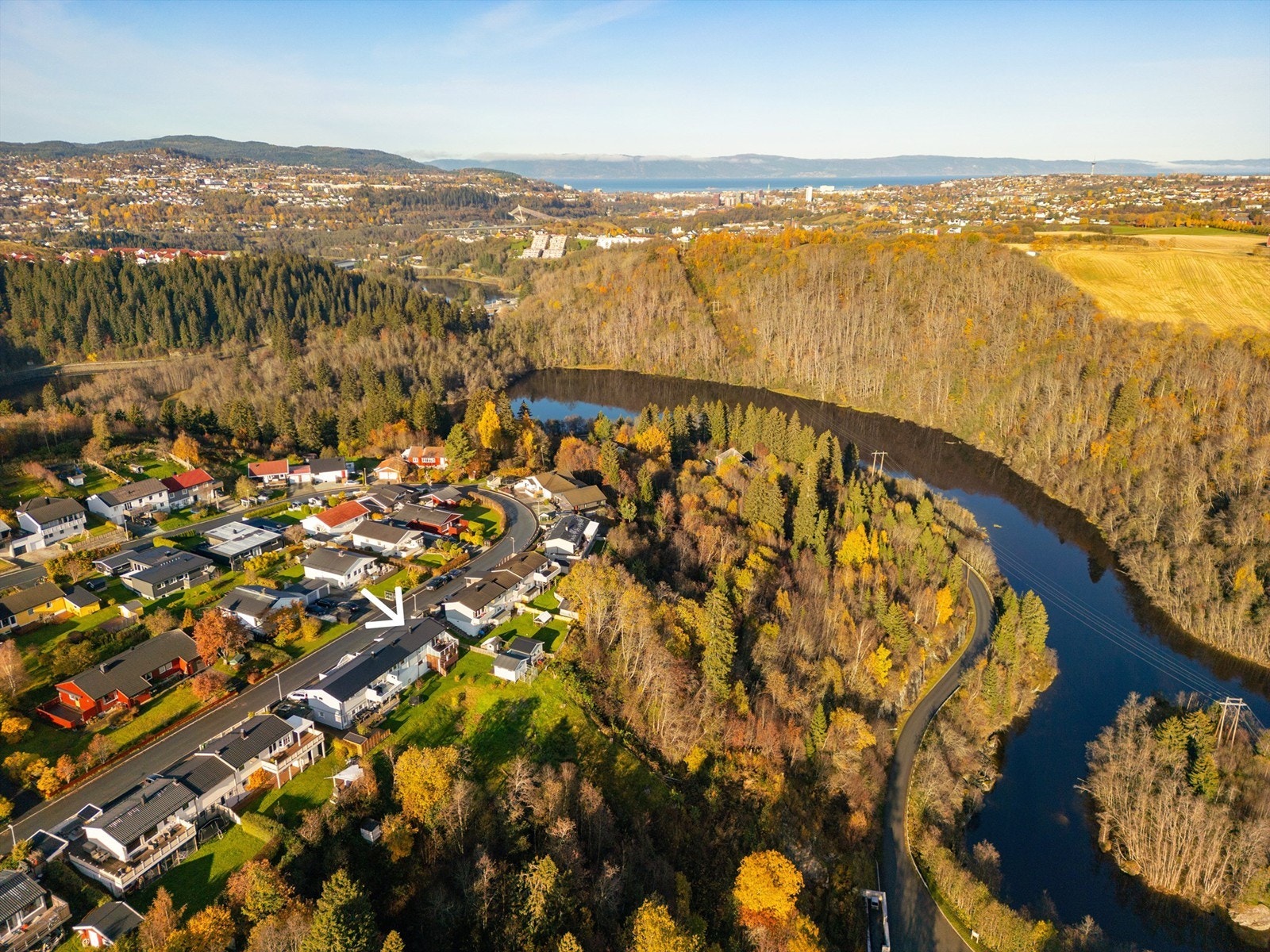 Oversiktsbilde mot nord i retning sentrum og Trondheimsfjorden. Nidelven slynger seg mot Midtbyen, og en tursti kan følges hele veien ned mot sentrum. Galleribilde