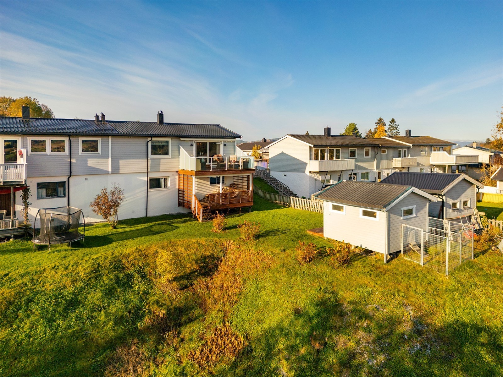 Det er godt med plass rundt husveggene, og grense mot et skogsområde gir både ekstra utsikt, mer plass og mindre innsyn. Galleribilde