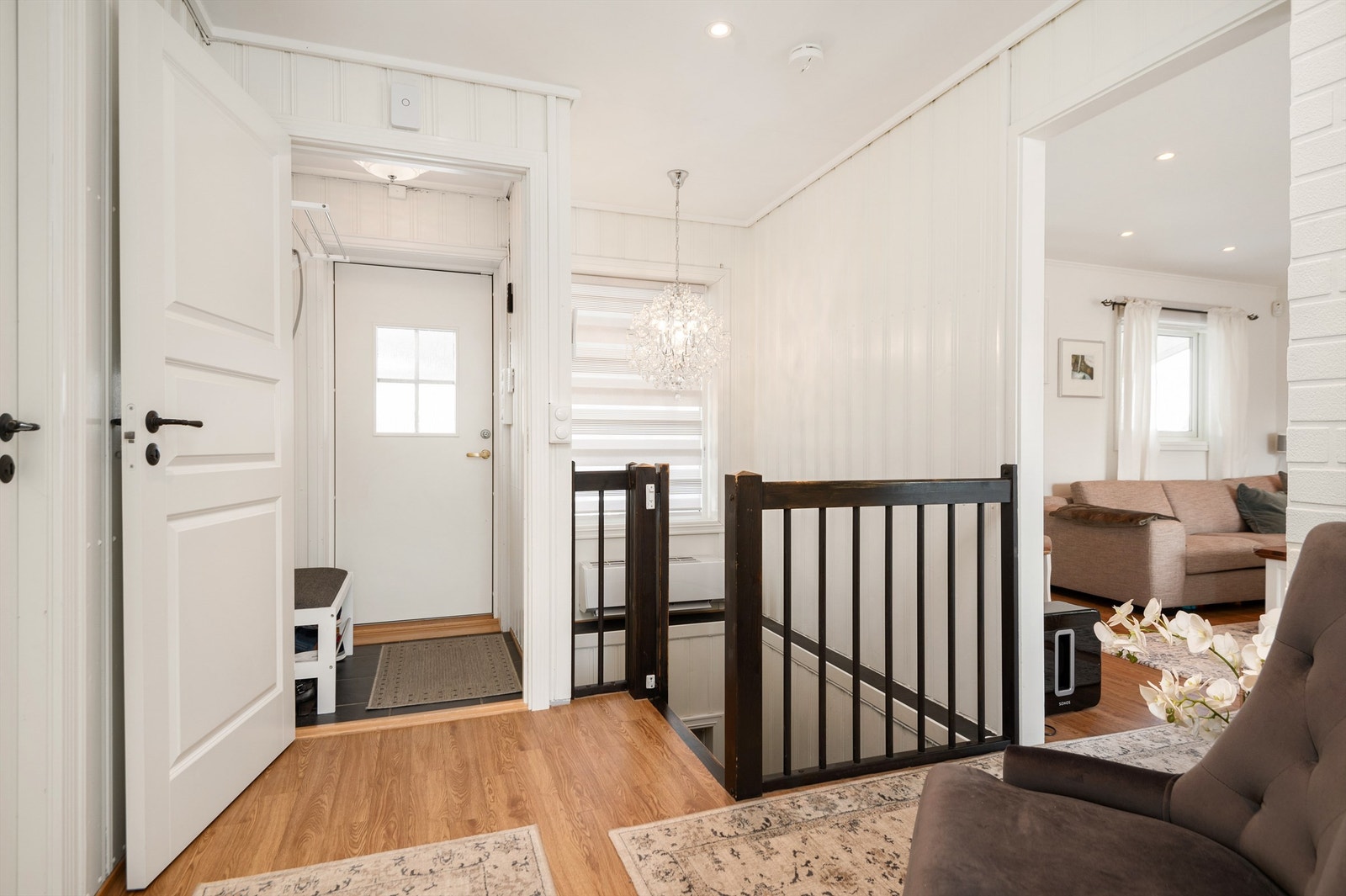 Gangen binder sammen soverom, kjøkken, entré og trappa ned til underetasjen. Galleribilde