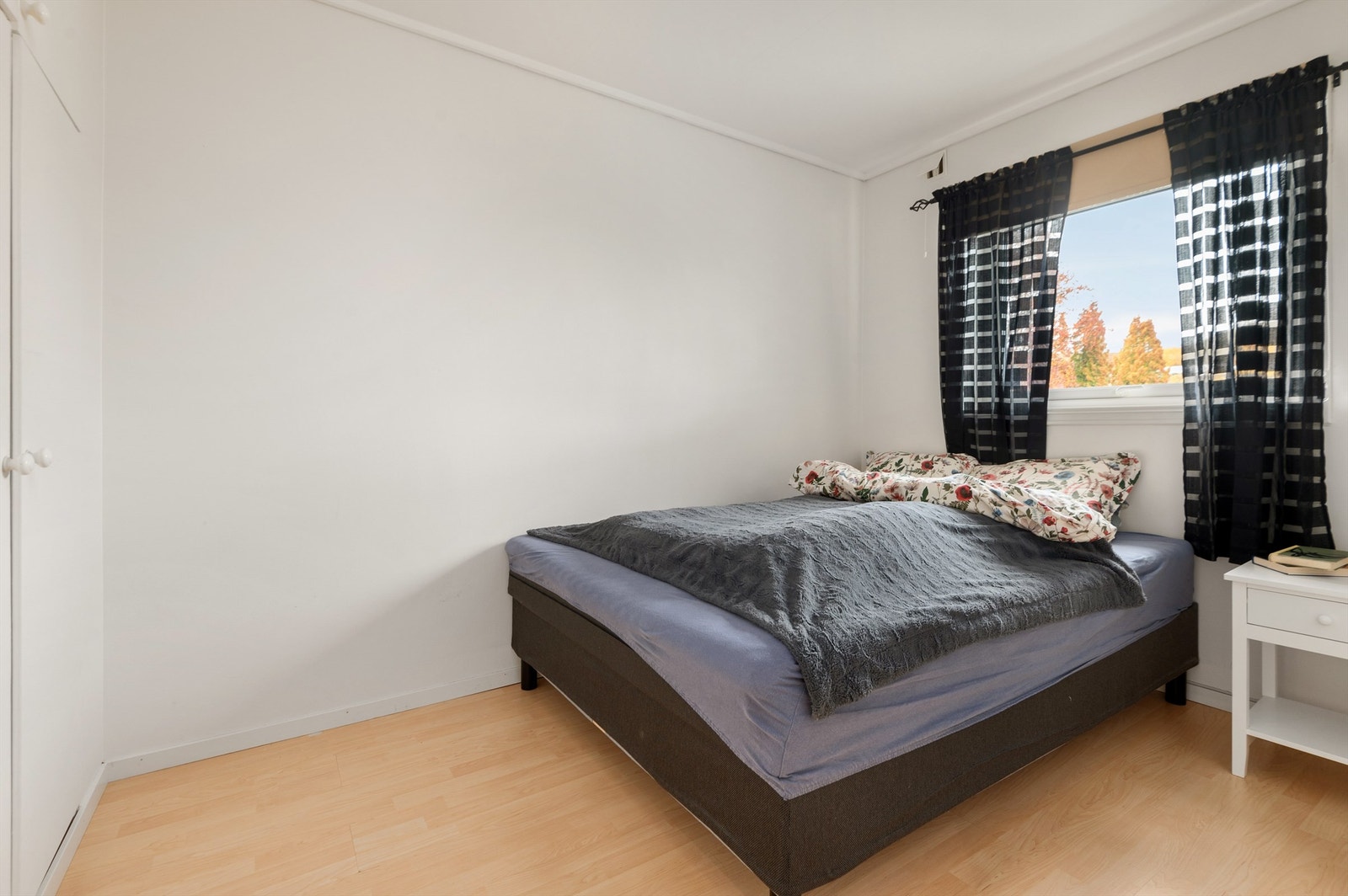 Soverommet er opprinnelig byggemeldt som trapperom, gang og bad og av den grunn ikke godkjent for varig opphold. Kjøper overtar alt ansvar, eventuell kostnad og risiko forbundet med dette. Galleribilde