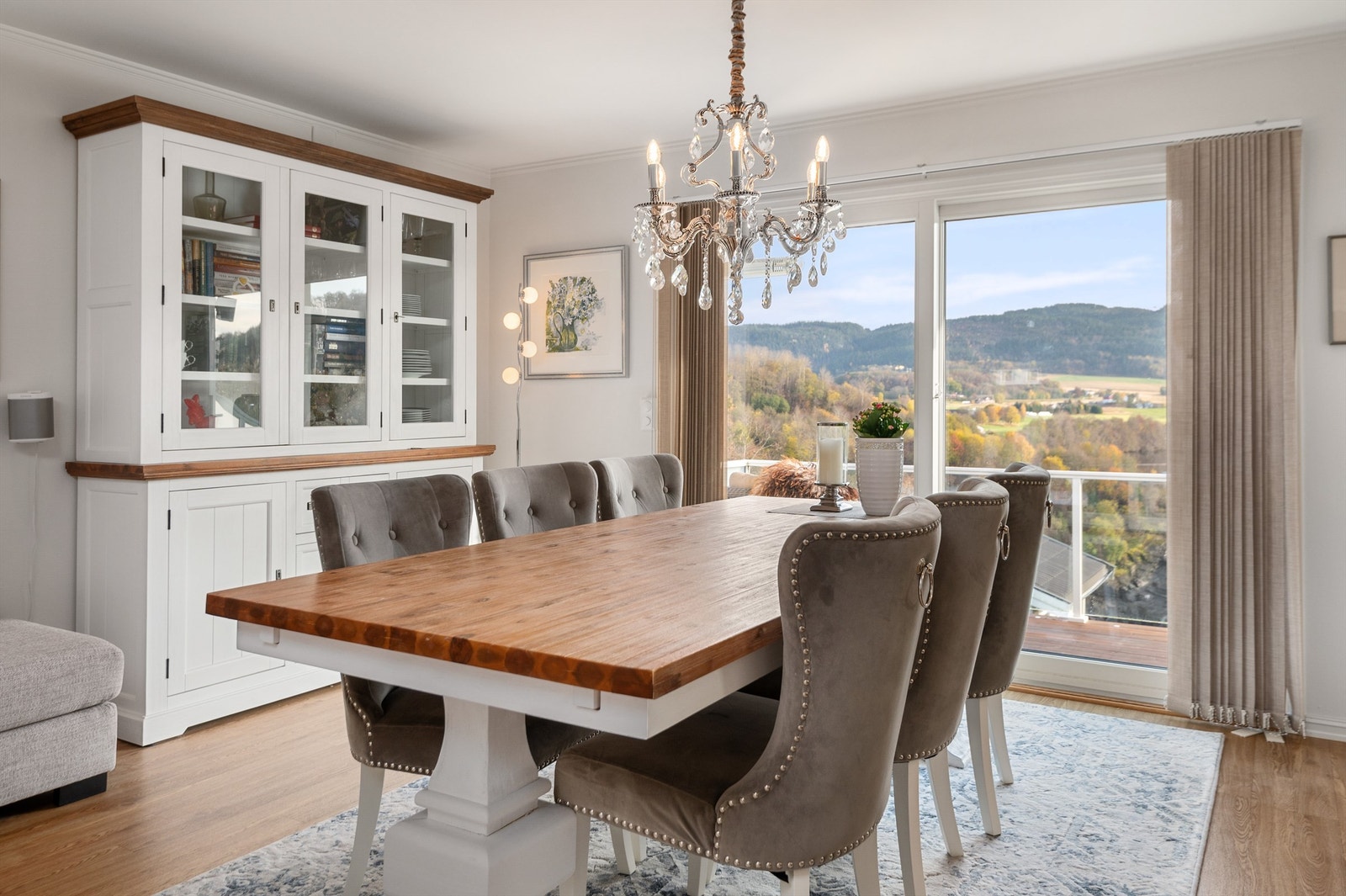 Eiendommen har en flott utsikt mot øst, som kan nytes både innendørs og utendørs. Galleribilde