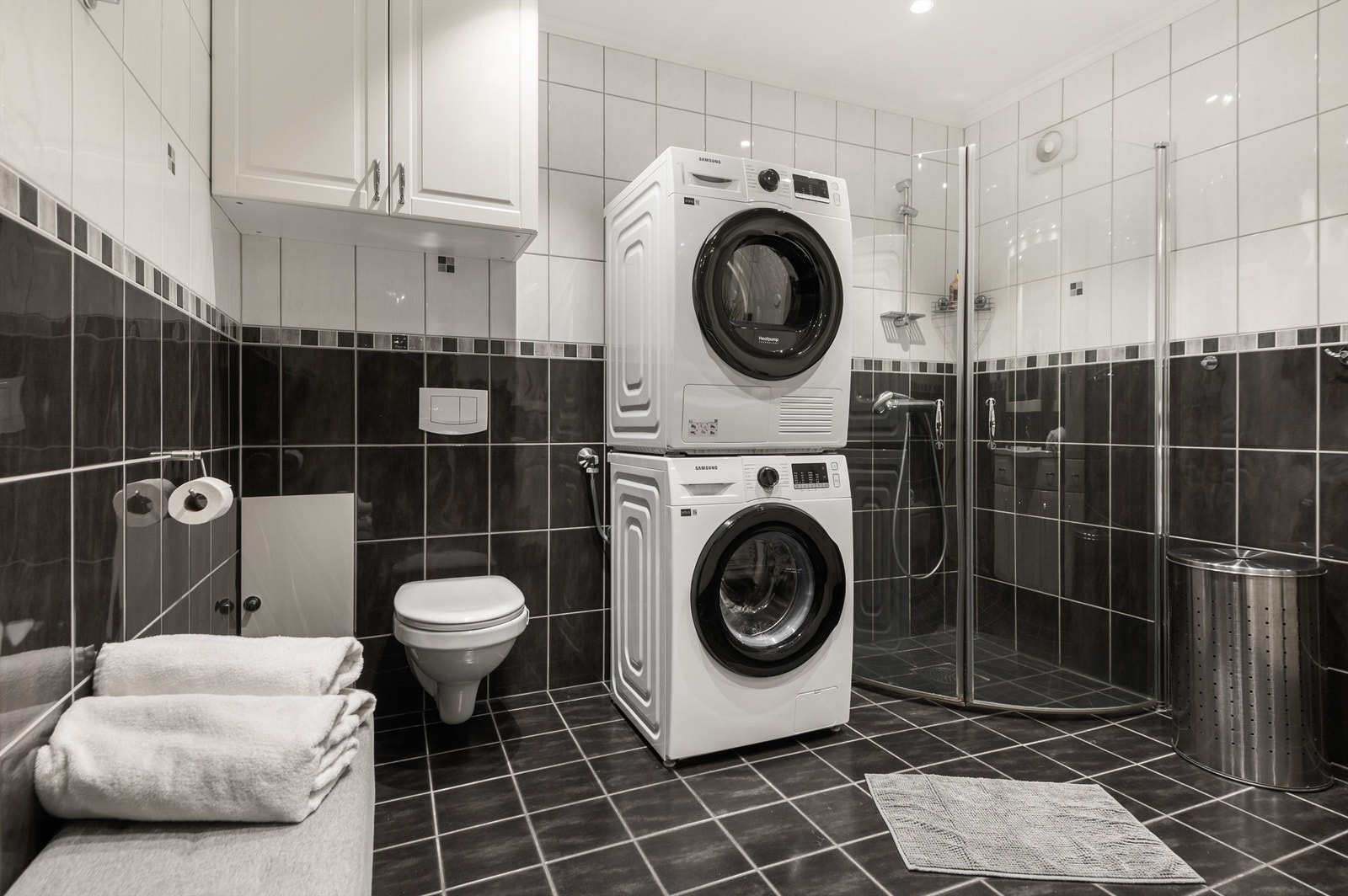 Badet er opprinnelig byggemeldt som deler av gang, trapperom og bad. Deler av arealet er ikke omsøkt. Kjøper overtar alt ansvar, eventuell kostnad og risiko forbundet med dette. Galleribilde