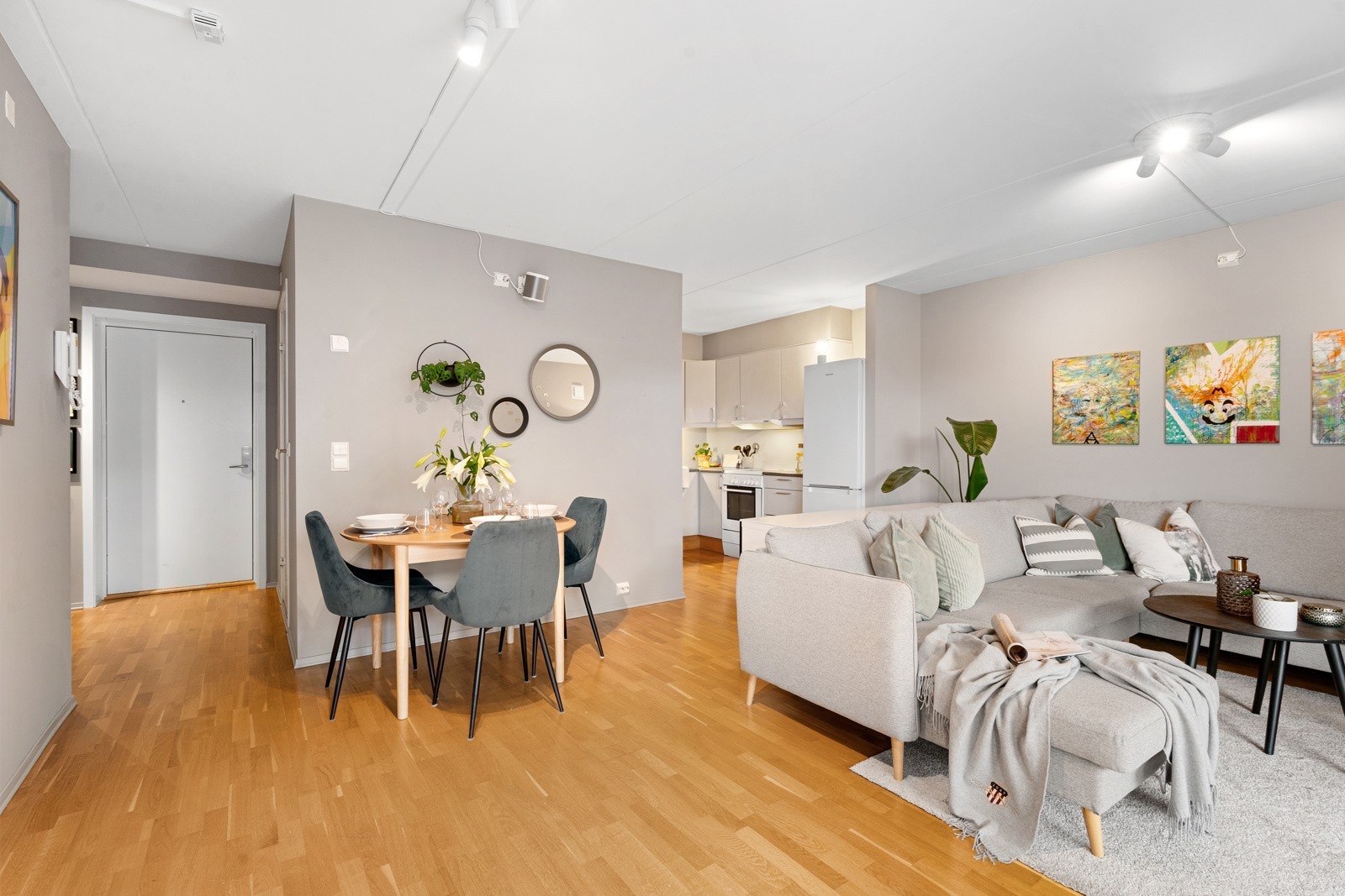 Det er god plass til både spisebord og sofagruppe. Galleribilde