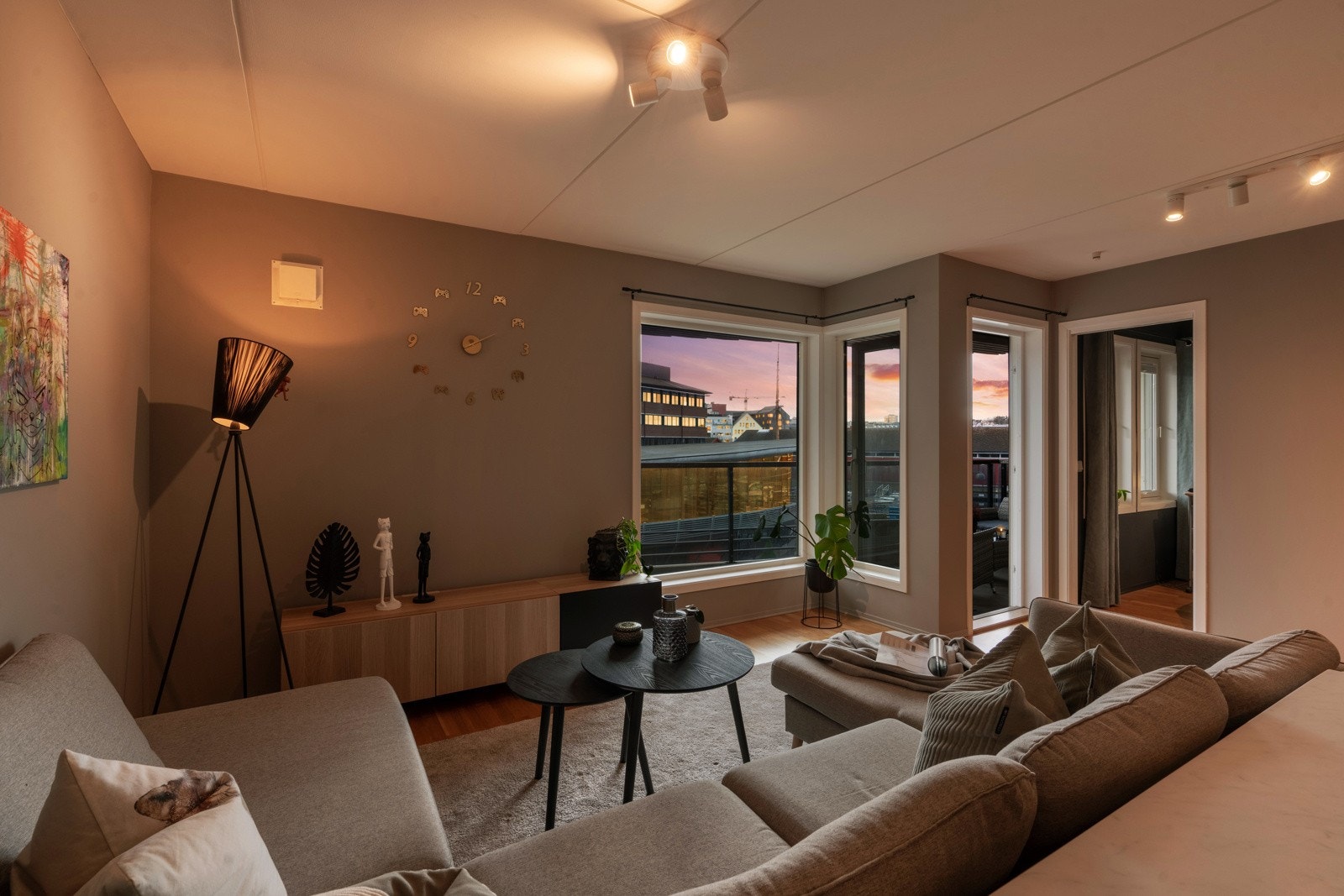Kveldsstemning i stuen. Galleribilde
