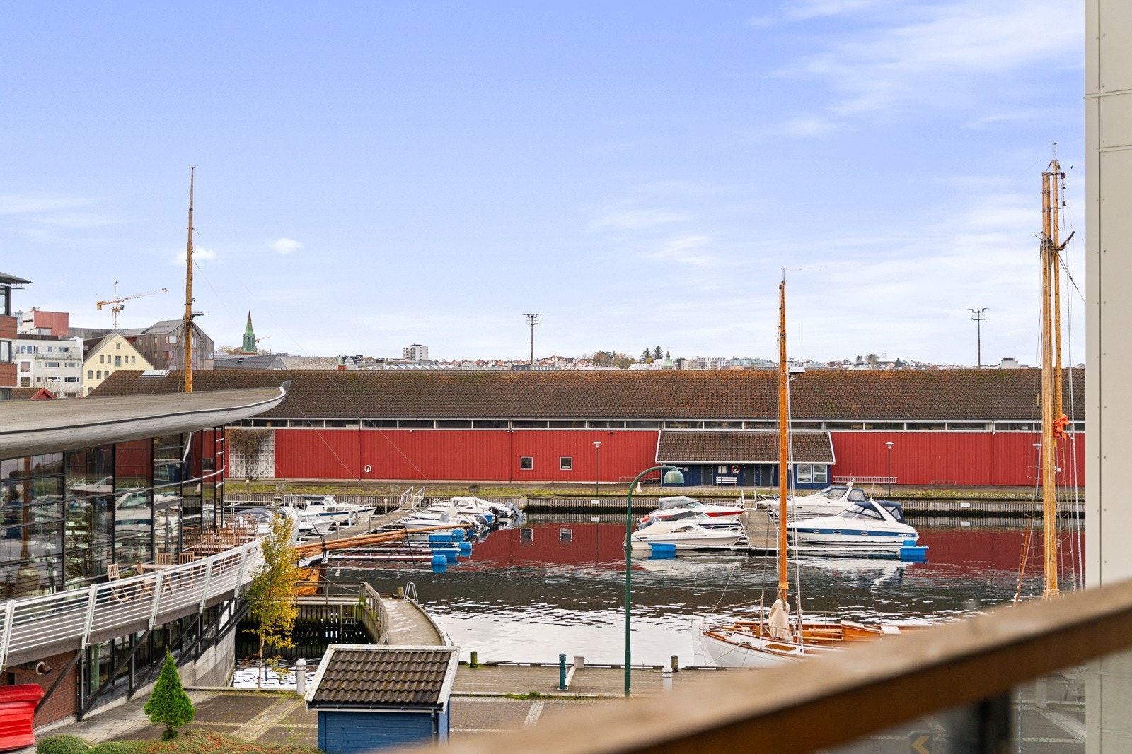 Fra balkongen er det også utsikt mot båthavnen og bukten i Verven. Galleribilde