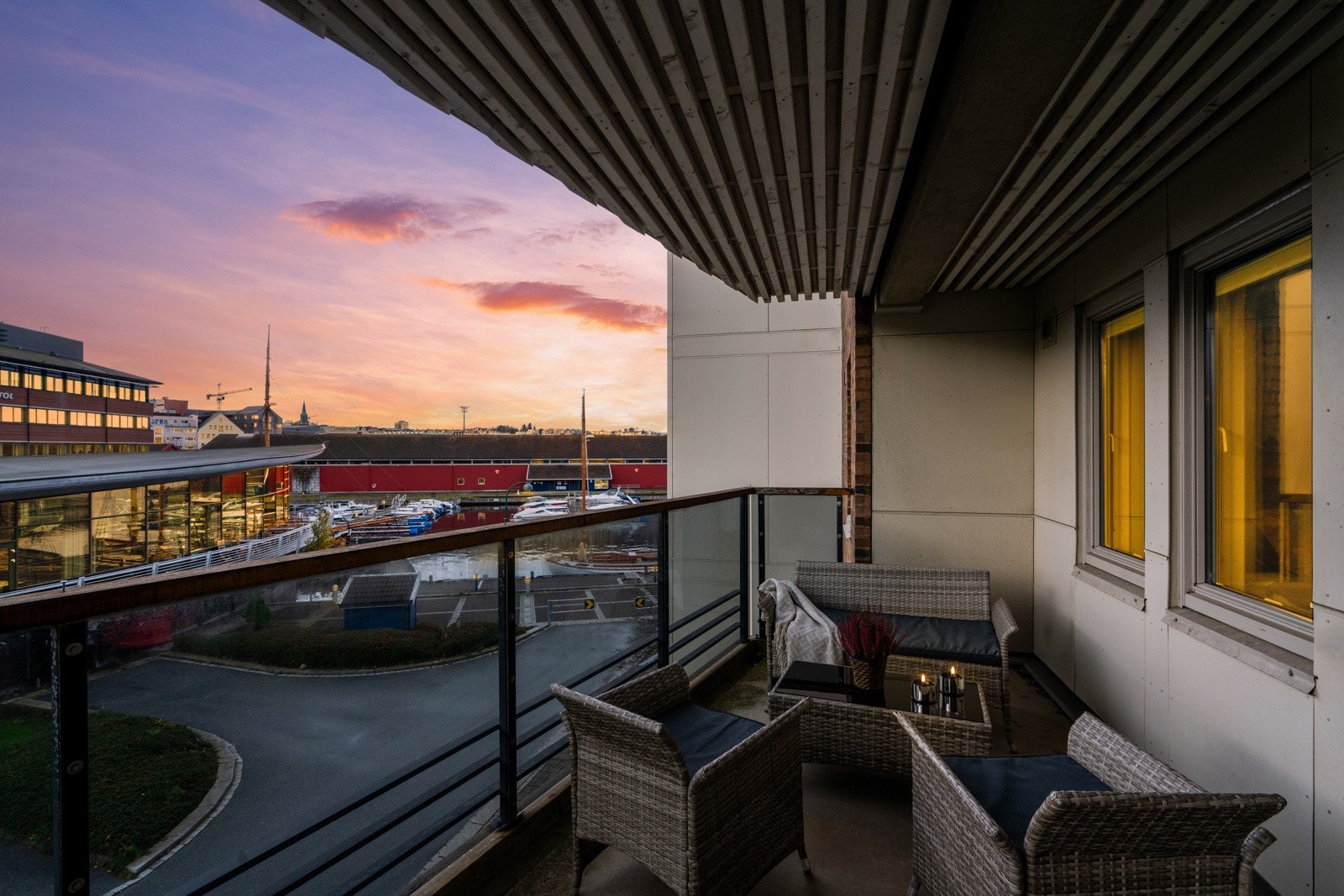 Kveldsstemning på balkongen. Galleribilde