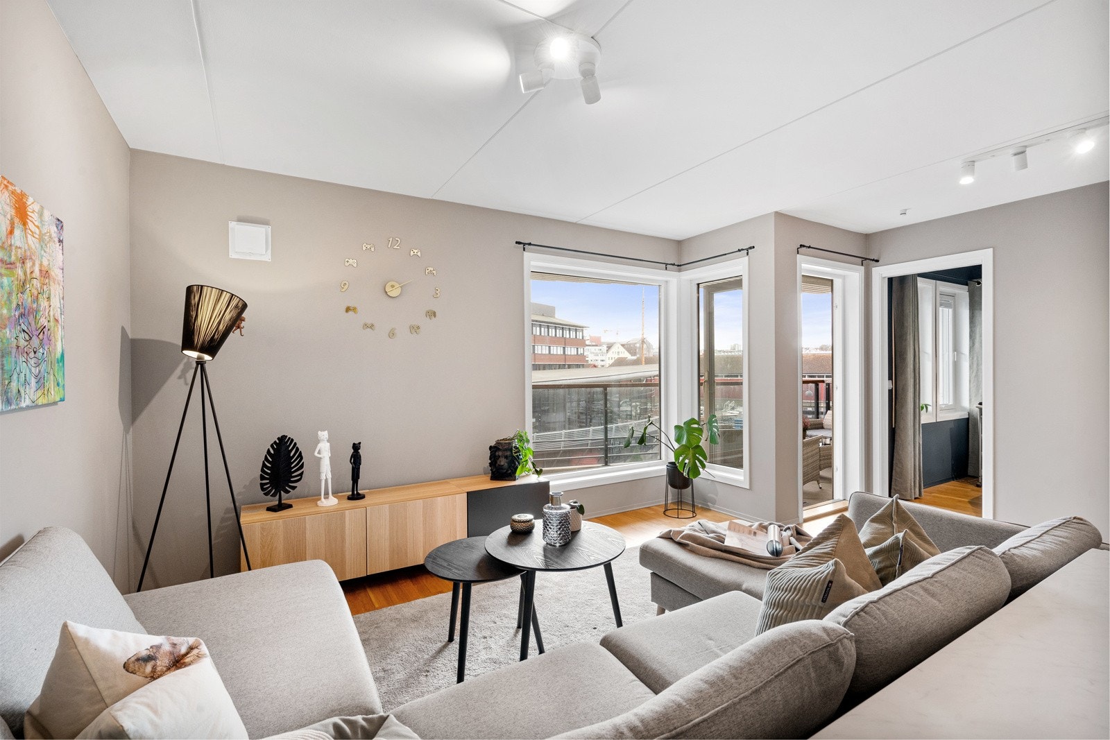 De store vindusflatene sørger for mye naturlig lys. Galleribilde