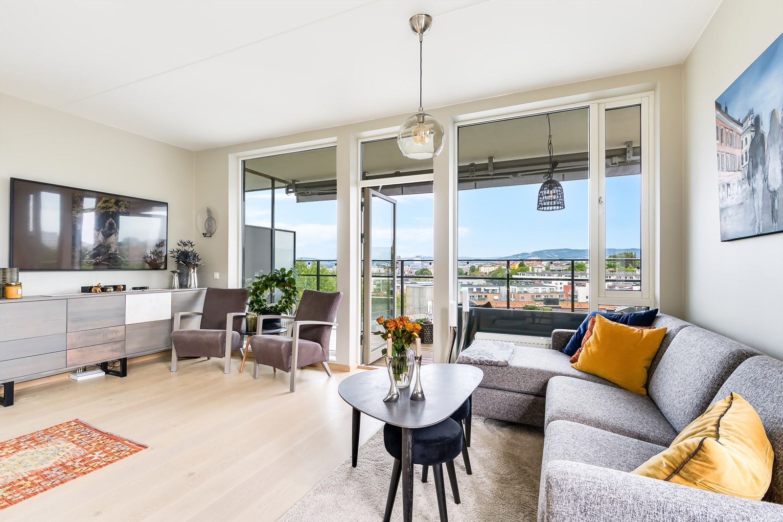 Stuen er lett å møblere og du har god plass til både sofa, spisegruppe og tv-møblement. Galleribilde