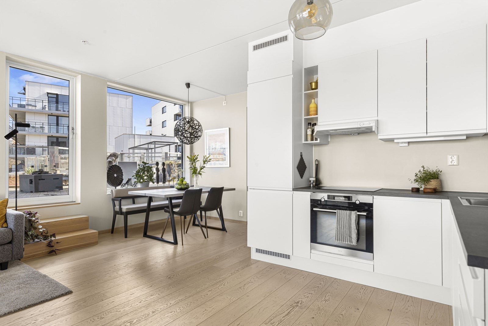 Av integrerte hvitevarer består kjøkkenet av platetopp, oppvaskmaskin, stekeovn og kombinert kjøle- og fryseskap. Galleribilde