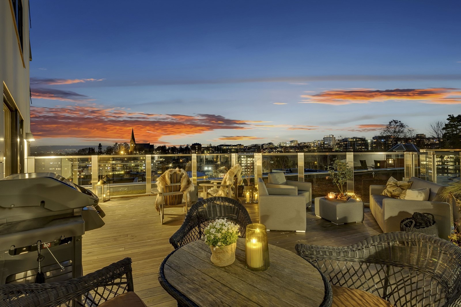 Takterrrassen er på hele 53 kvm. Leiligheten har itilegg en stor balkong med like flott utsikt og gode solforhold. Galleribilde