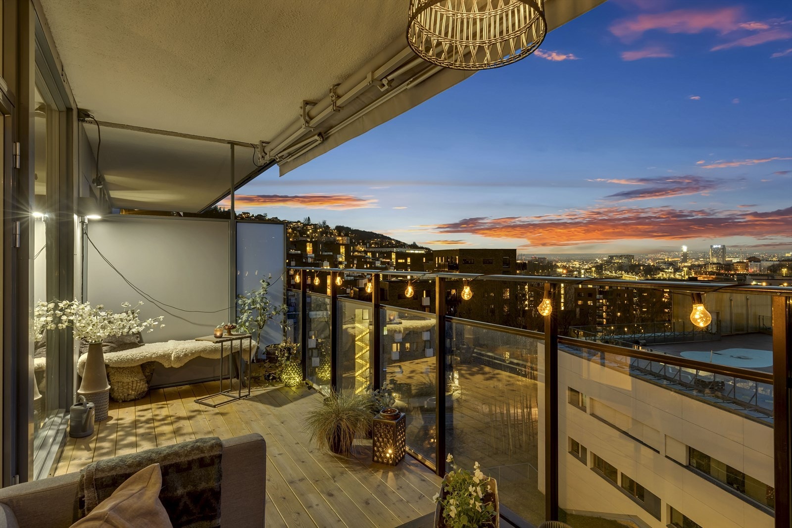 Leiligheten har en gjennomgående og flott planløsning med en romslig åpen stue-/kjøkkenløsning med utgang til balkong og privat takterrasse, 2 gode soverom, bad og innvendig bod. Galleribilde