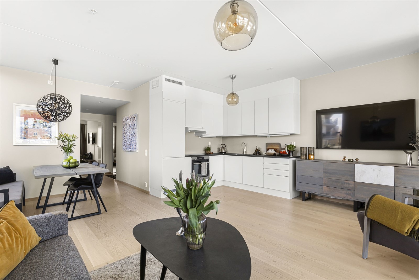 Felleskostnadene inkluderer blant annet akonto oppvarming, TV/internett, garasje, strøm til elbil, kommunale avgifter, vaktmestertjeneste, drift og vedlikehold m.m. Galleribilde