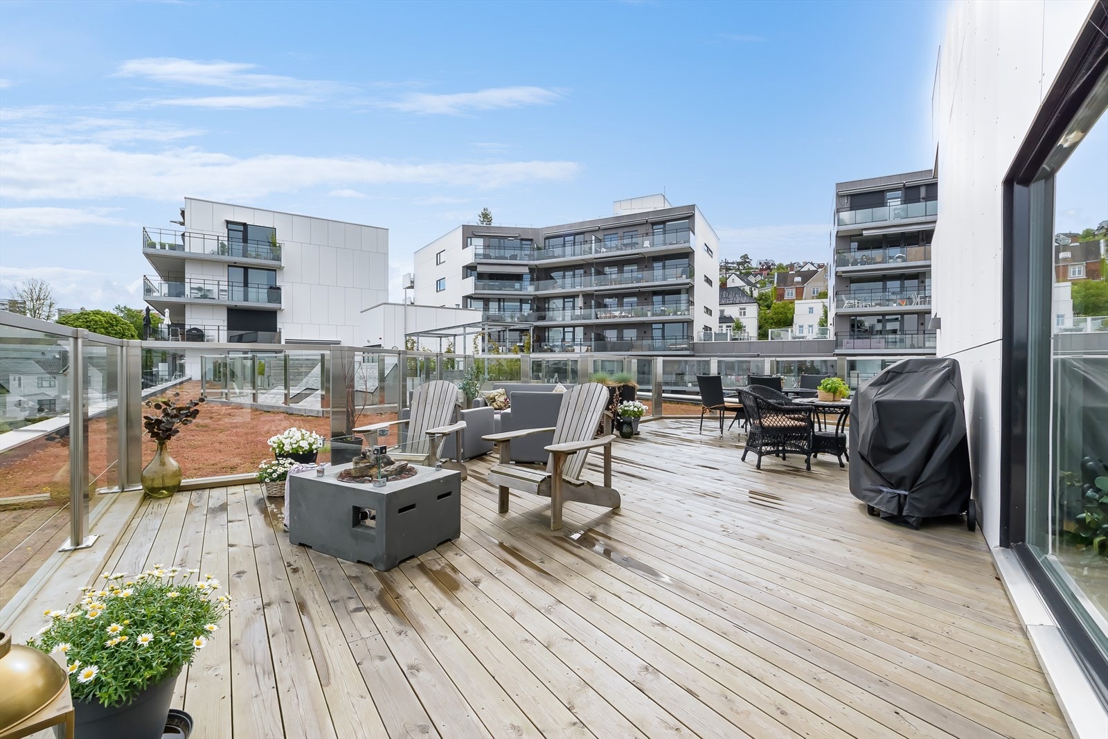 Leiligheten har en stor takterrasse med nydelig utsikt. Galleribilde